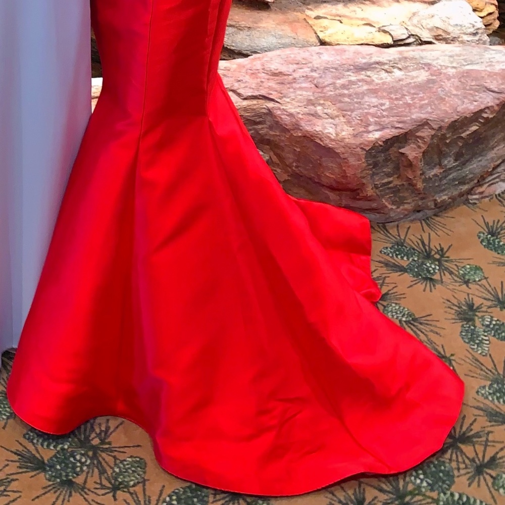 RED DRESS - Picture 2 of 4